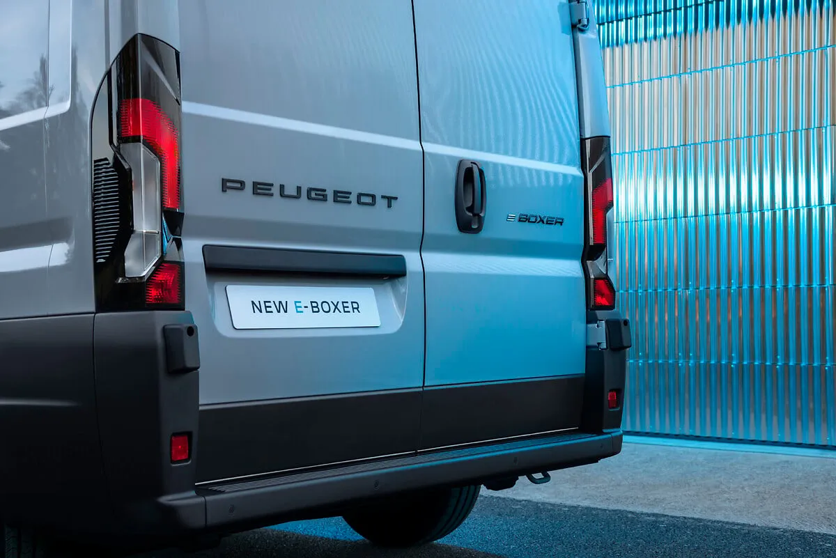 Peugeot Boxer exterior 2