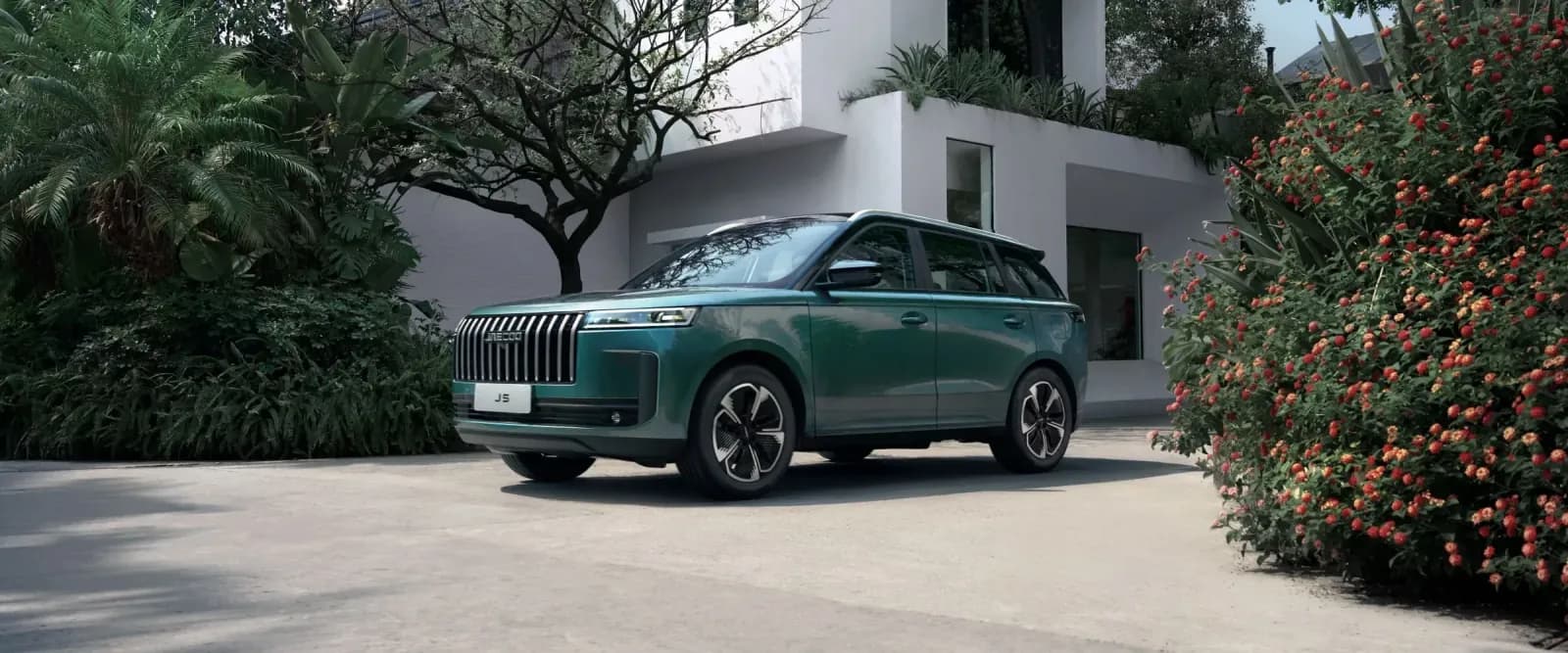 Jaecoo 5 SUV subcompact vedere lateral-frontală cu look off-road