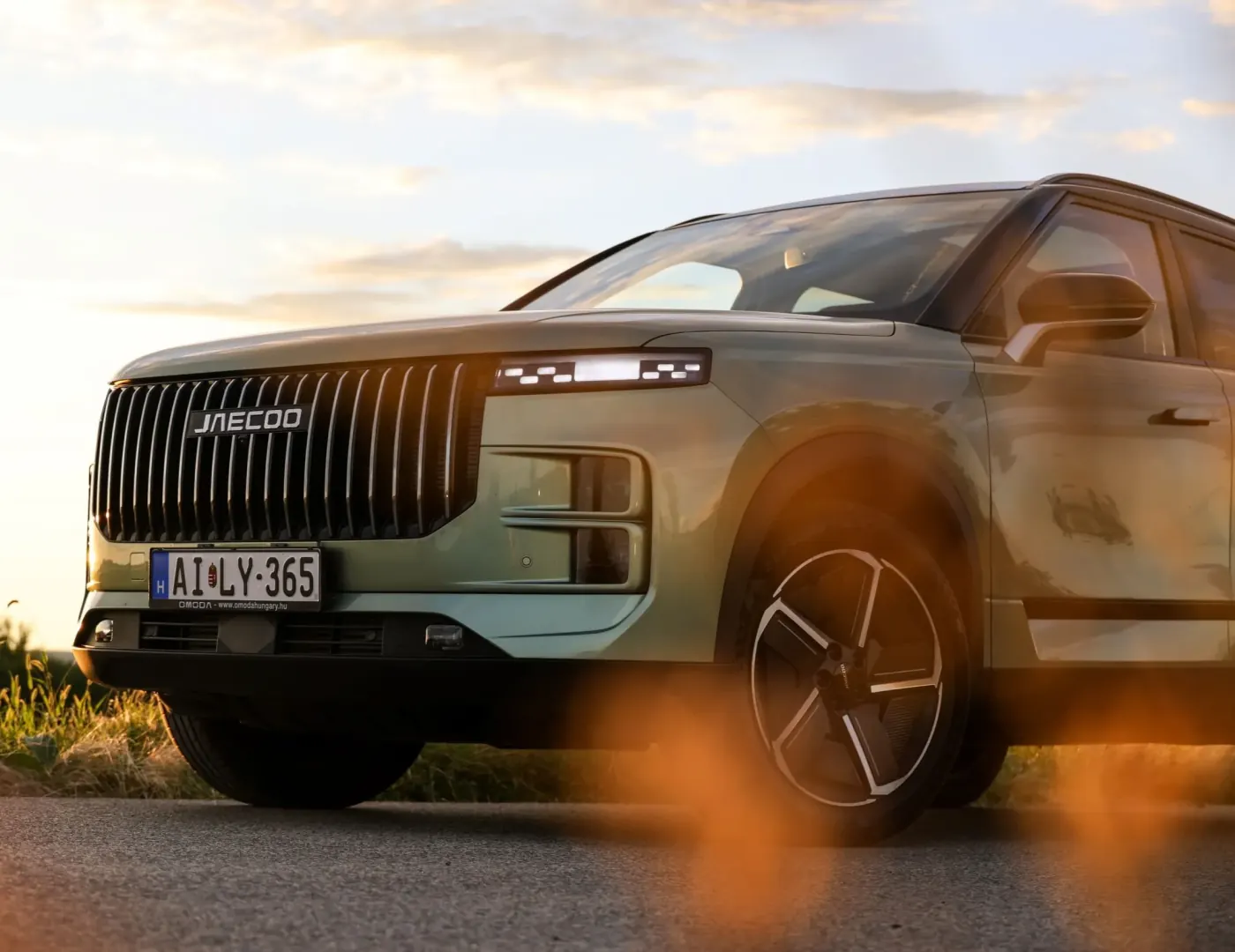 Jaecoo 7 SUV compact cu alură off-road premium vedere lateral-frontală