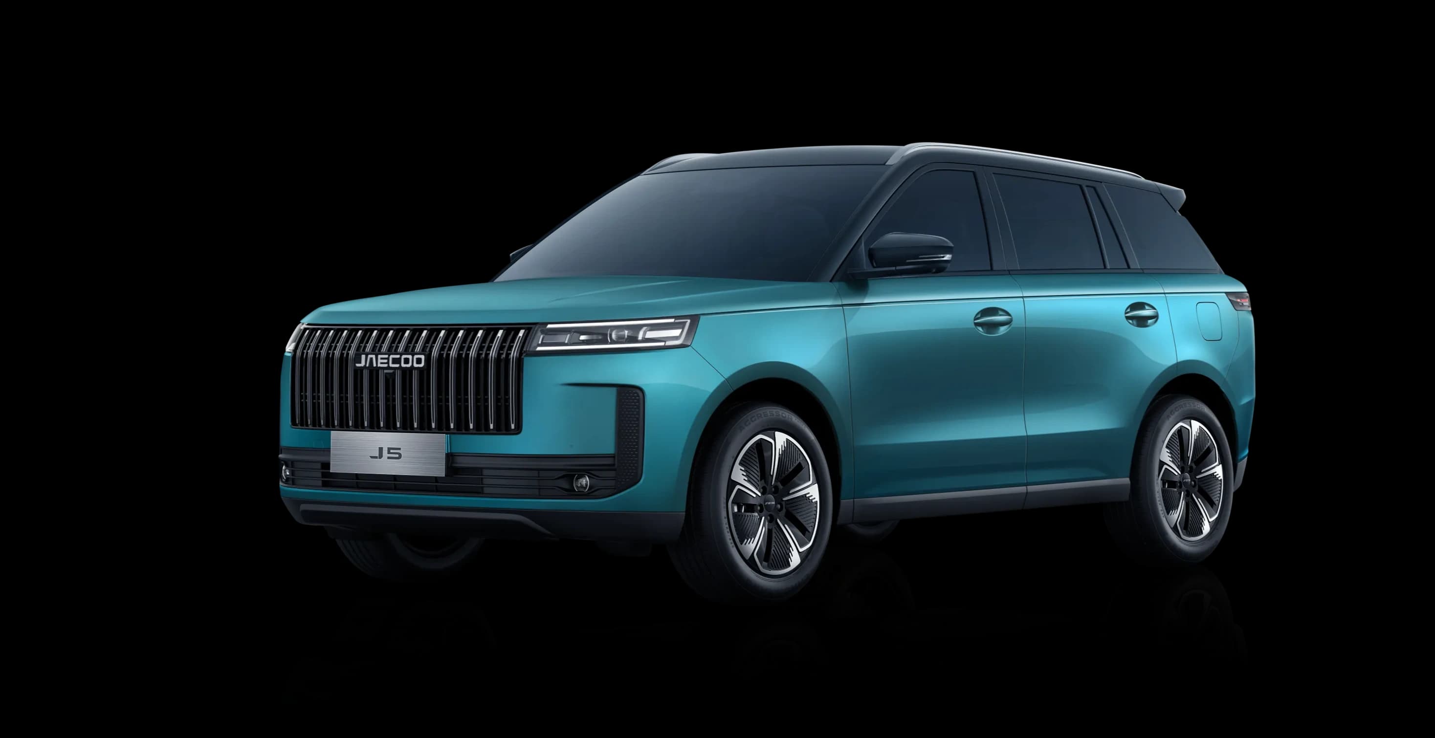 Jaecoo 5 SUV subcompact vedere lateral-frontală cu look off-road