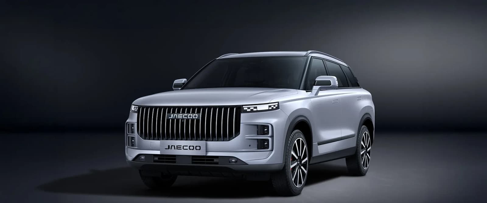 Jaecoo 7 SUV compact cu alură off-road premium vedere lateral-frontală