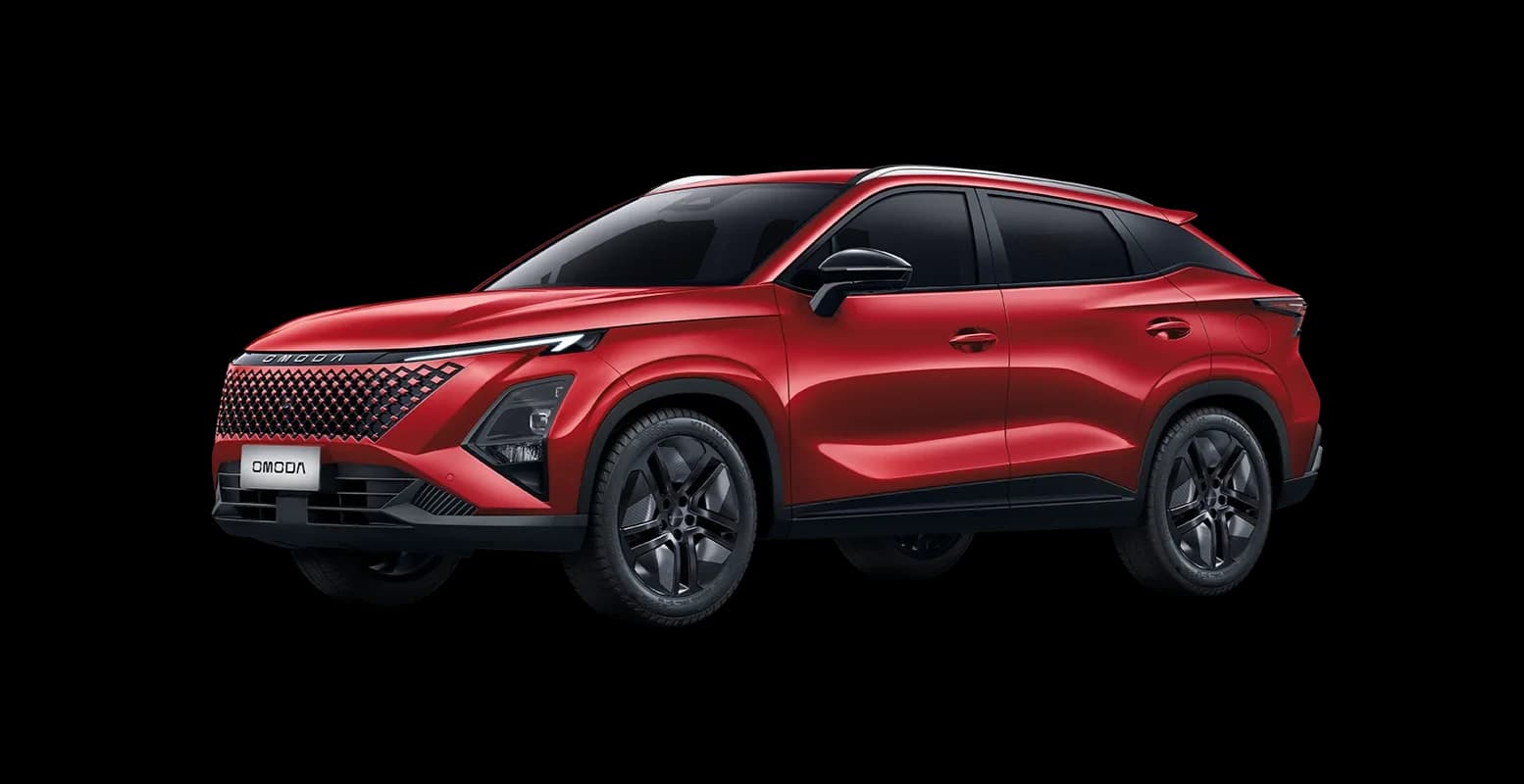OMODA 5 SUV compact vedere lateral-frontală, vopsea metalizată
