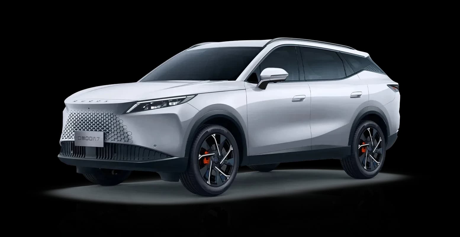 OMODA 7 SUV mediu vedere lateral-frontală, plug-in hybrid SHS-P
