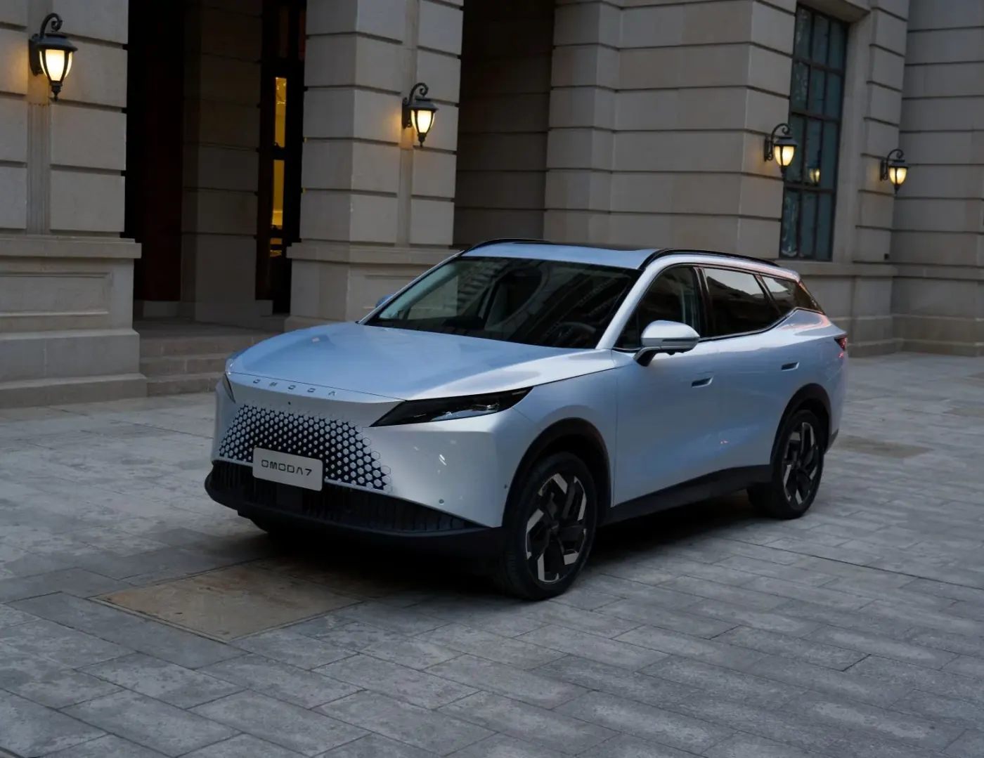 OMODA 7 SUV mediu vedere lateral-frontală, plug-in hybrid SHS-P